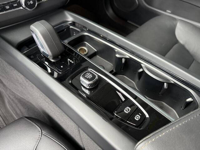 2024 Volvo XC60 B5 Core Dark Theme