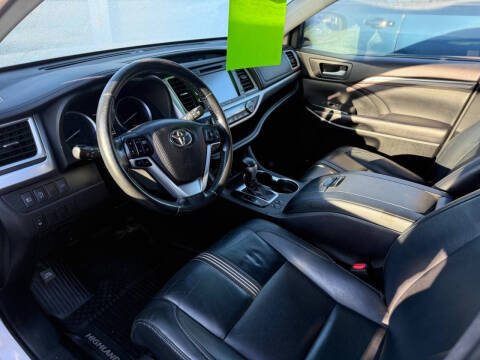 2017 Toyota Highlander SE