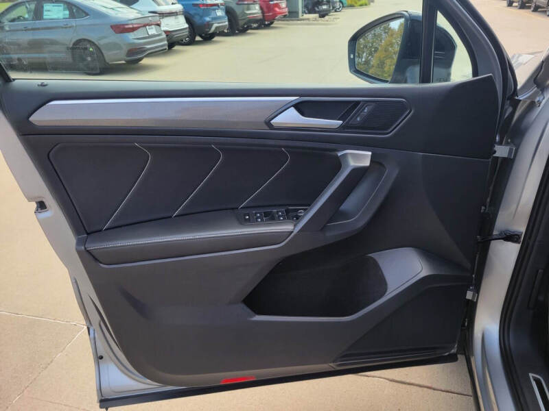 2023 Volkswagen Tiguan SE R-Line Black