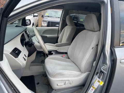 2013 Toyota Sienna LE 7-Passenger