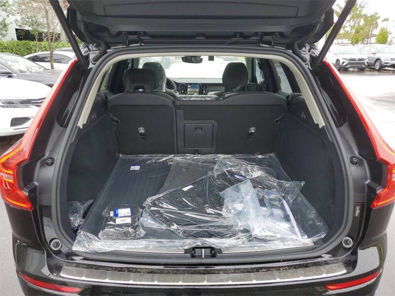 2025 Volvo XC60 B5 Plus Dark Theme