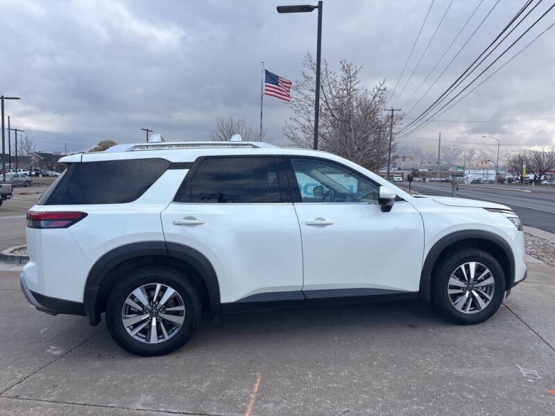 2023 Nissan Pathfinder SL