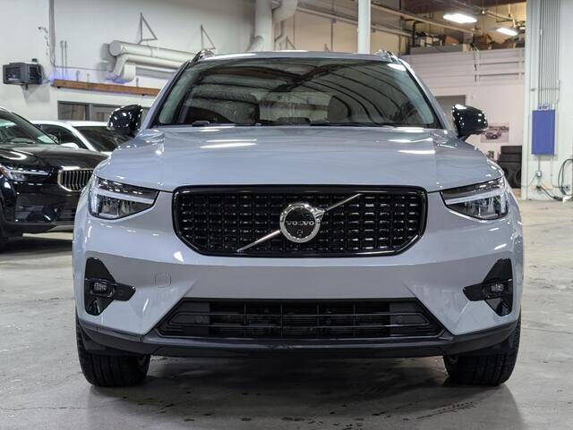 2025 Volvo XC40 B5 Plus Dark Theme