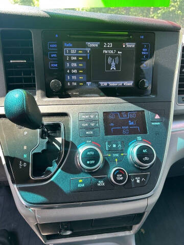 2017 Toyota Sienna LE 8-Passenger