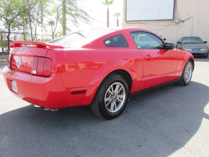 2005 Ford Mustang Deluxe photo 3