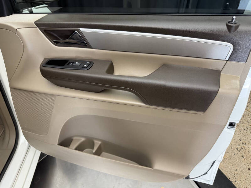 2012 Volkswagen Routan SE