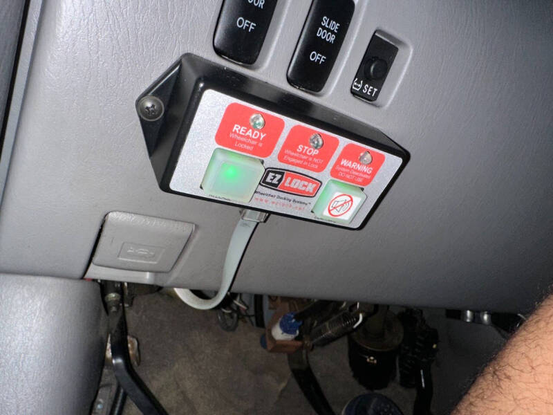 2005 Toyota Sienna LE 7 Passenger