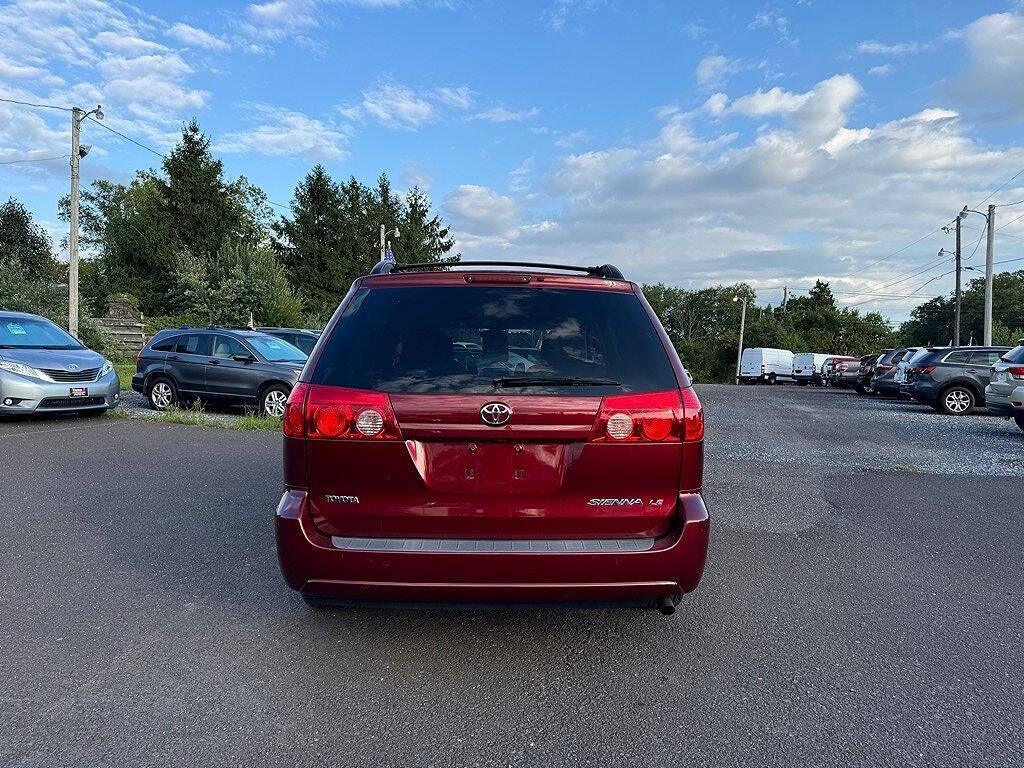 2007 Toyota Sienna for sale at We Buy & Sell Cars Inc in Orlando, FL