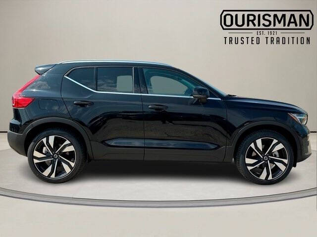 2025 Volvo XC40 B5 Ultra Bright Theme