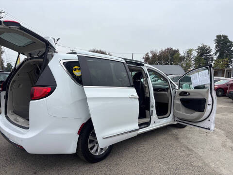2017 Chrysler Pacifica Touring Plus