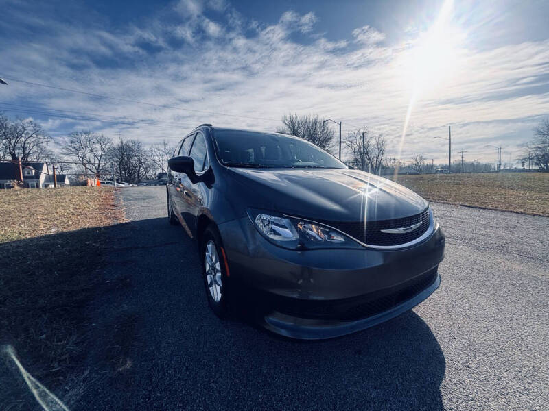 2021 Chrysler Voyager's photo