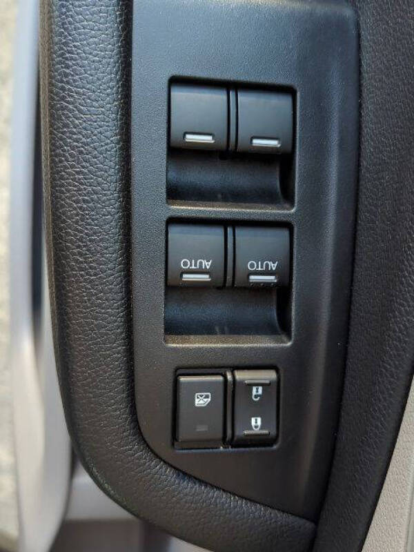 2022 Honda Pilot Touring w/Rear Captain's Chairs