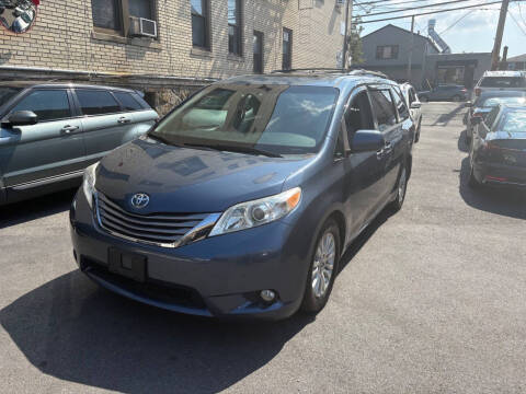 2015 Toyota Sienna XLE 8-Passenger