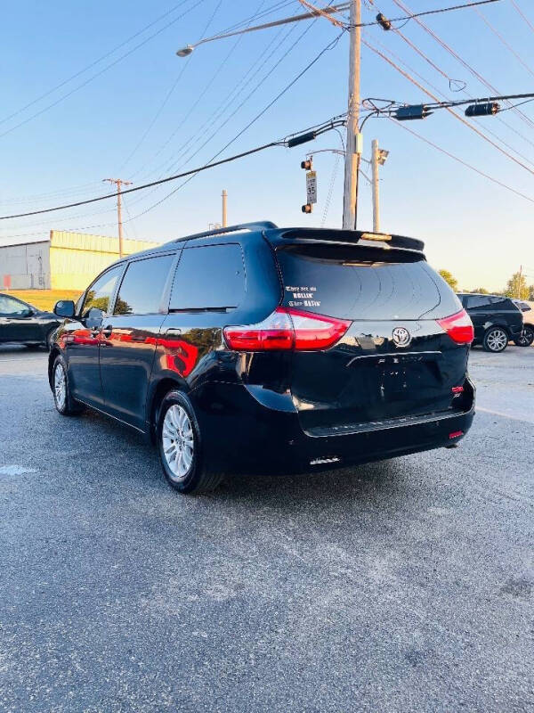 2016 Toyota Sienna XLE 8-Passenger