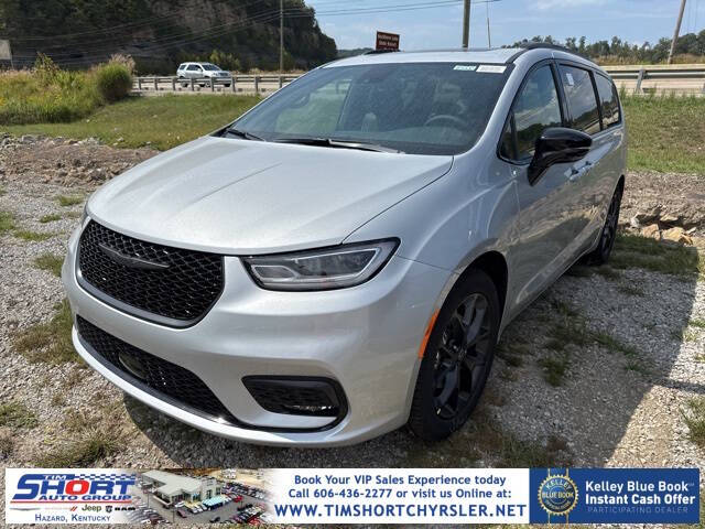 2026 Chrysler Pacifica Limited's photo