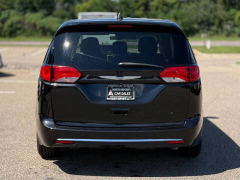 2022 Chrysler Voyager LX