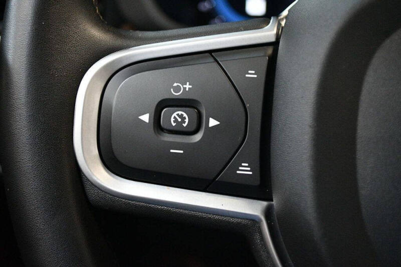 2022 Volvo XC60 B5 Momentum