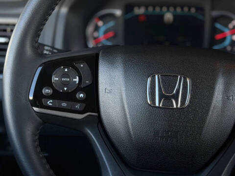 2022 Honda Pilot Touring w/Rear Captain's Chairs