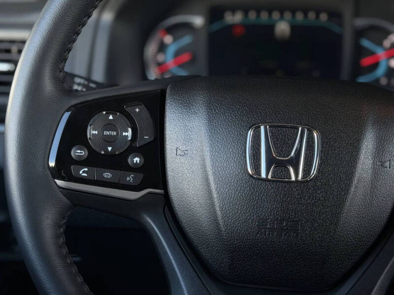 2022 Honda Pilot Touring w/Rear Captain's Chairs