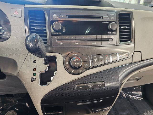 2012 Toyota Sienna SE 8-Passenger