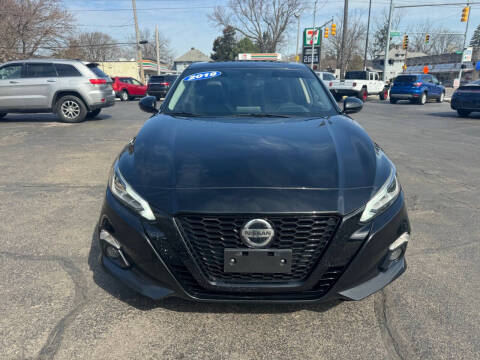 2019 Nissan Altima for sale at DTH FINANCE LLC in Toledo OH