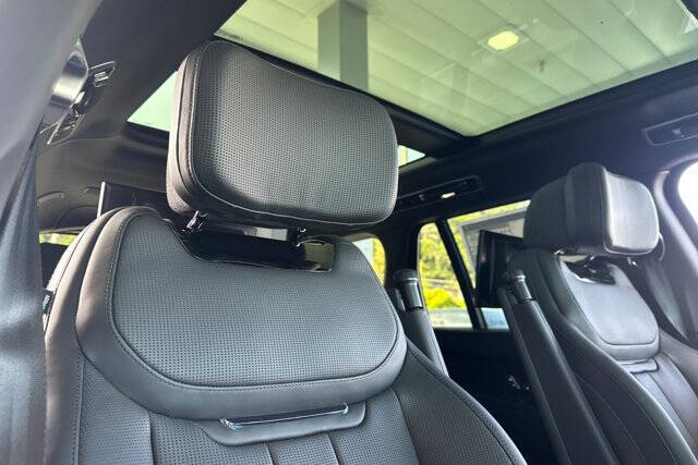 2025 Land Rover Range Rover P615 SV