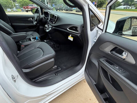 2027 Chrysler Pacifica LX