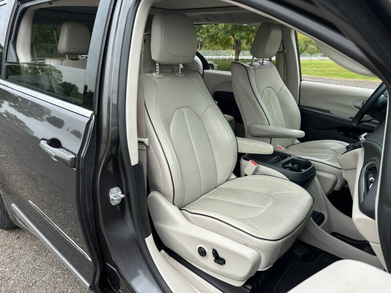 2017 Chrysler Pacifica Hybrid Platinum