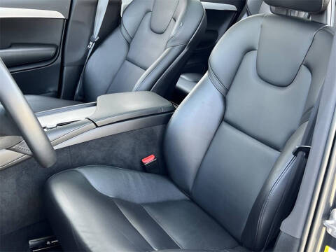 2022 Volvo XC90 T5 Momentum