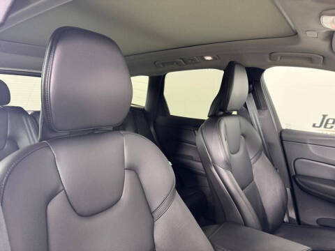 2024 Volvo XC60 B5 Core Dark Theme