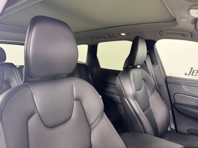 2024 Volvo XC60 B5 Core Dark Theme