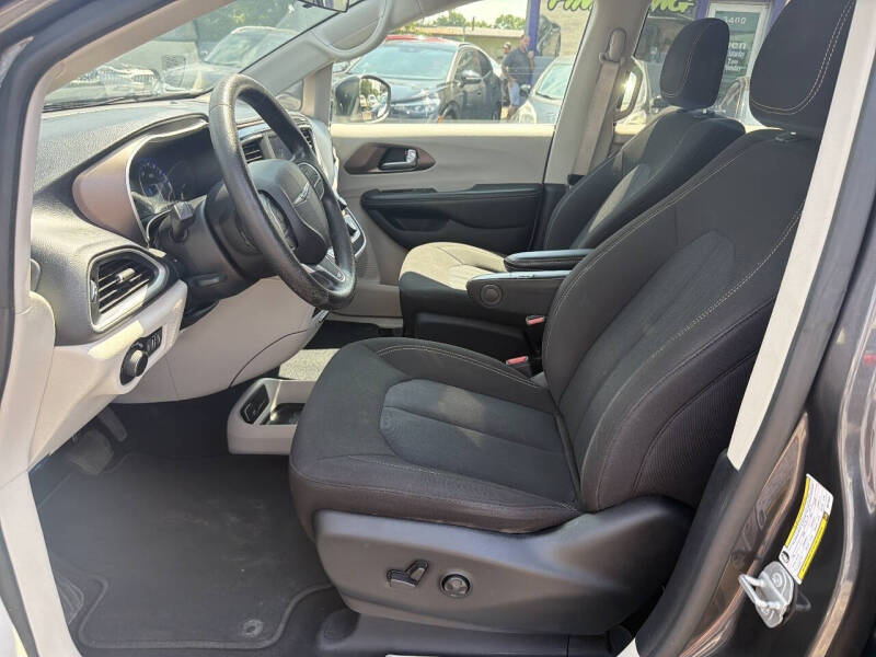 2021 Chrysler Voyager LX