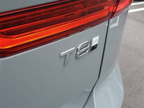 2025 Volvo XC60 T8 Core Dark Theme