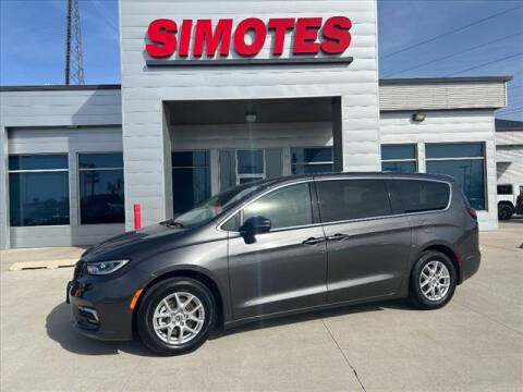 2023 Chrysler Pacifica for sale at SIMOTES MOTORS in Minooka IL