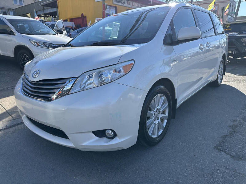 2017 Toyota Sienna XLE Premium's photo