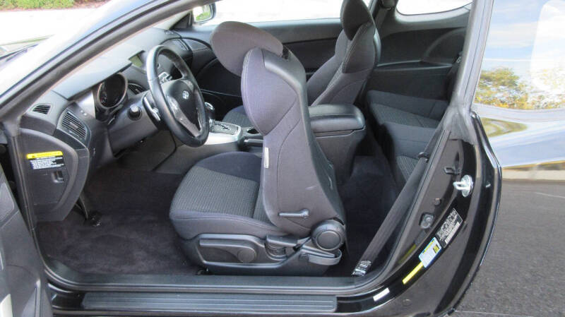 2010 Hyundai Genesis Coupe Premium photo 12