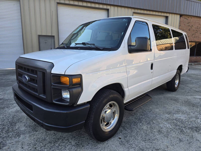 2010 Ford E-Series Econoline Wagon XLT photo 2