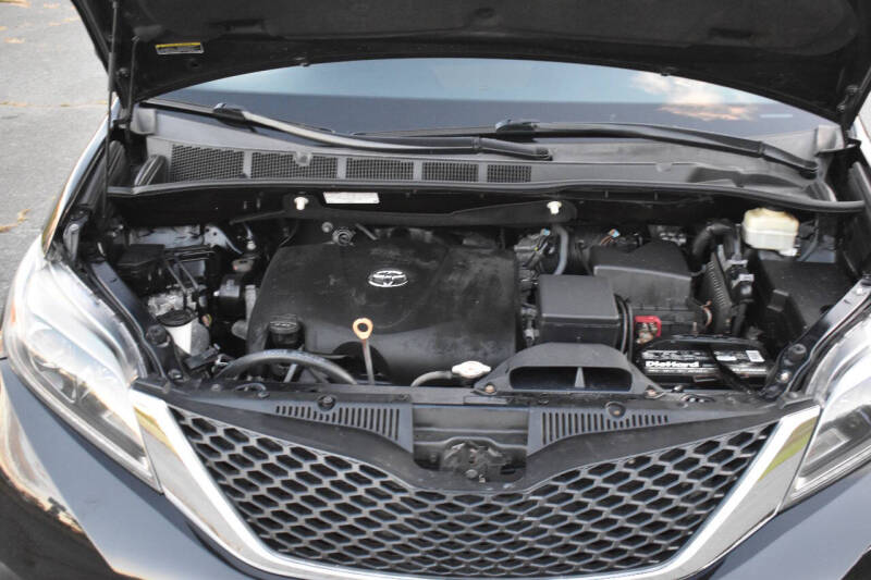 2017 Toyota Sienna SE 8-Passenger