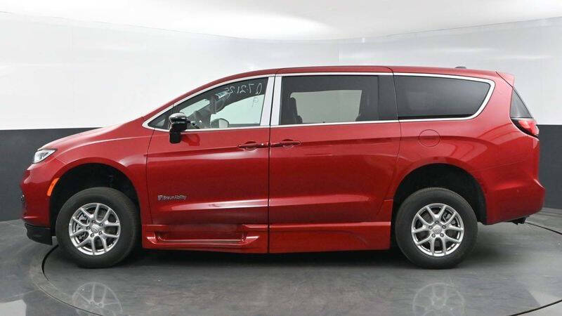 2025 Chrysler Pacifica Select - Photo 18