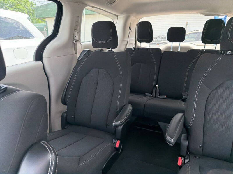 2023 Chrysler Voyager LX