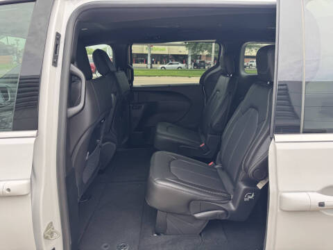 2025 Chrysler Pacifica Select