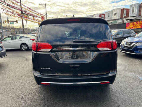 2017 Chrysler Pacifica Touring-L Plus