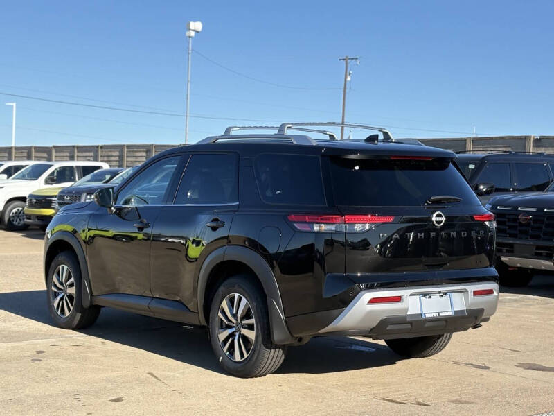 2025 Nissan Pathfinder SL