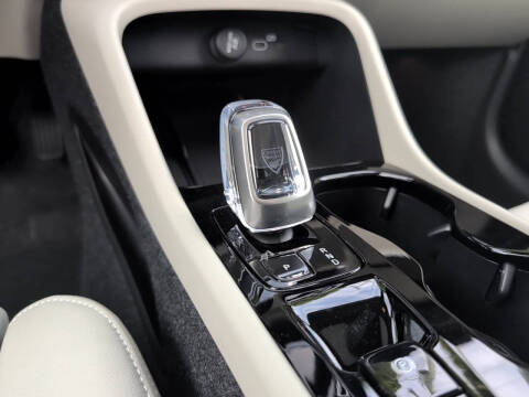 2025 Volvo XC40 B5 Ultra Bright Theme