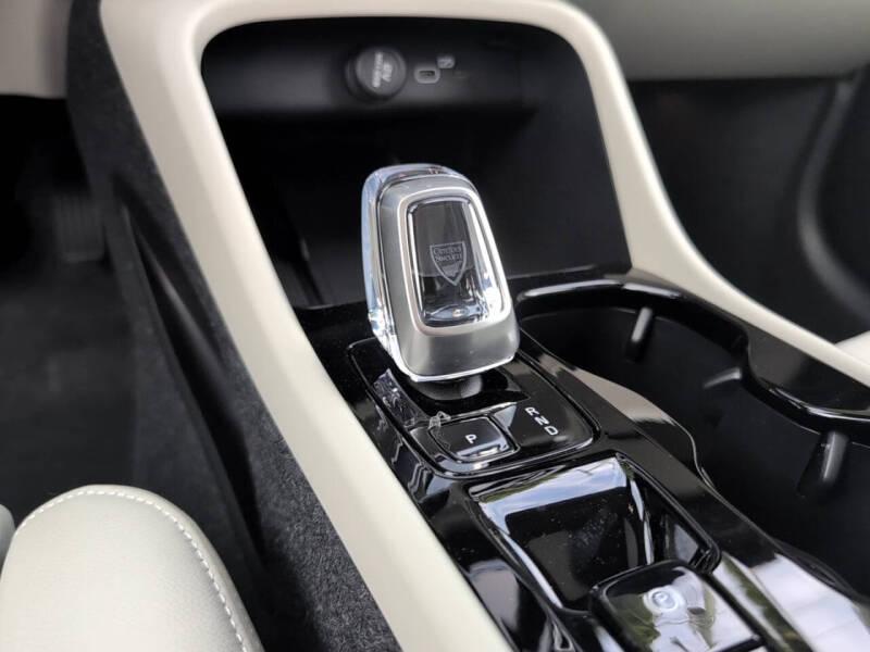 2025 Volvo XC40 B5 Ultra Bright Theme