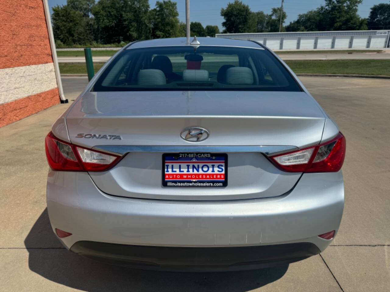 2014 Hyundai SONATA for sale at Illinois Auto Wholesalers in Tolono, IL