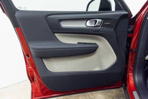 2024 Volvo XC40 B5 Ultimate Dark Theme