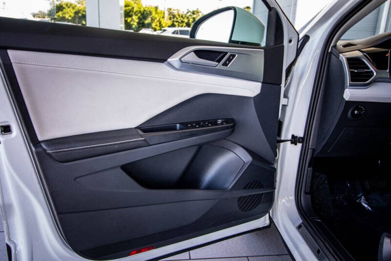 2025 Volkswagen Taos SE