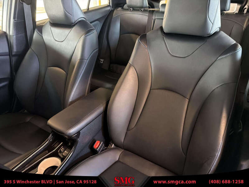 2016 Toyota Prius Three