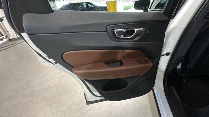 2023 Volvo XC60 B5 Plus Dark Theme